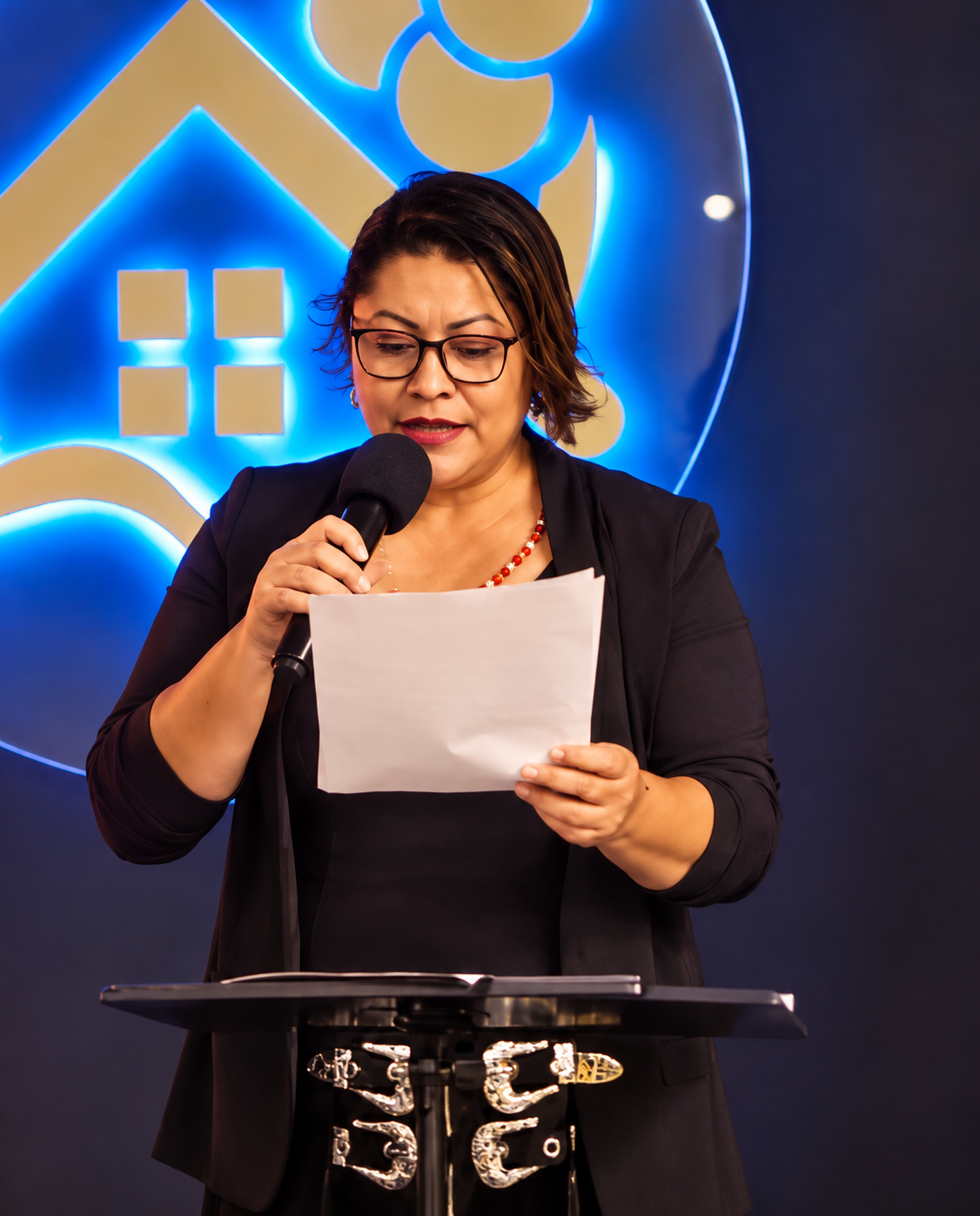 Liz Fletes conduciendo un evento como maestra de ceremonias